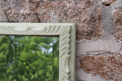 Grand miroir ancien biseauté en bois massif sculpté vert Lézard – 129 × 75 cm