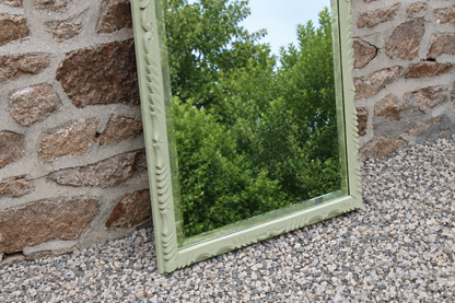 Grand miroir ancien biseauté en bois massif sculpté vert Lézard – 129 × 75 cm