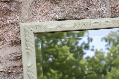 Grand miroir ancien biseauté en bois massif sculpté vert Lézard – 129 × 75 cm