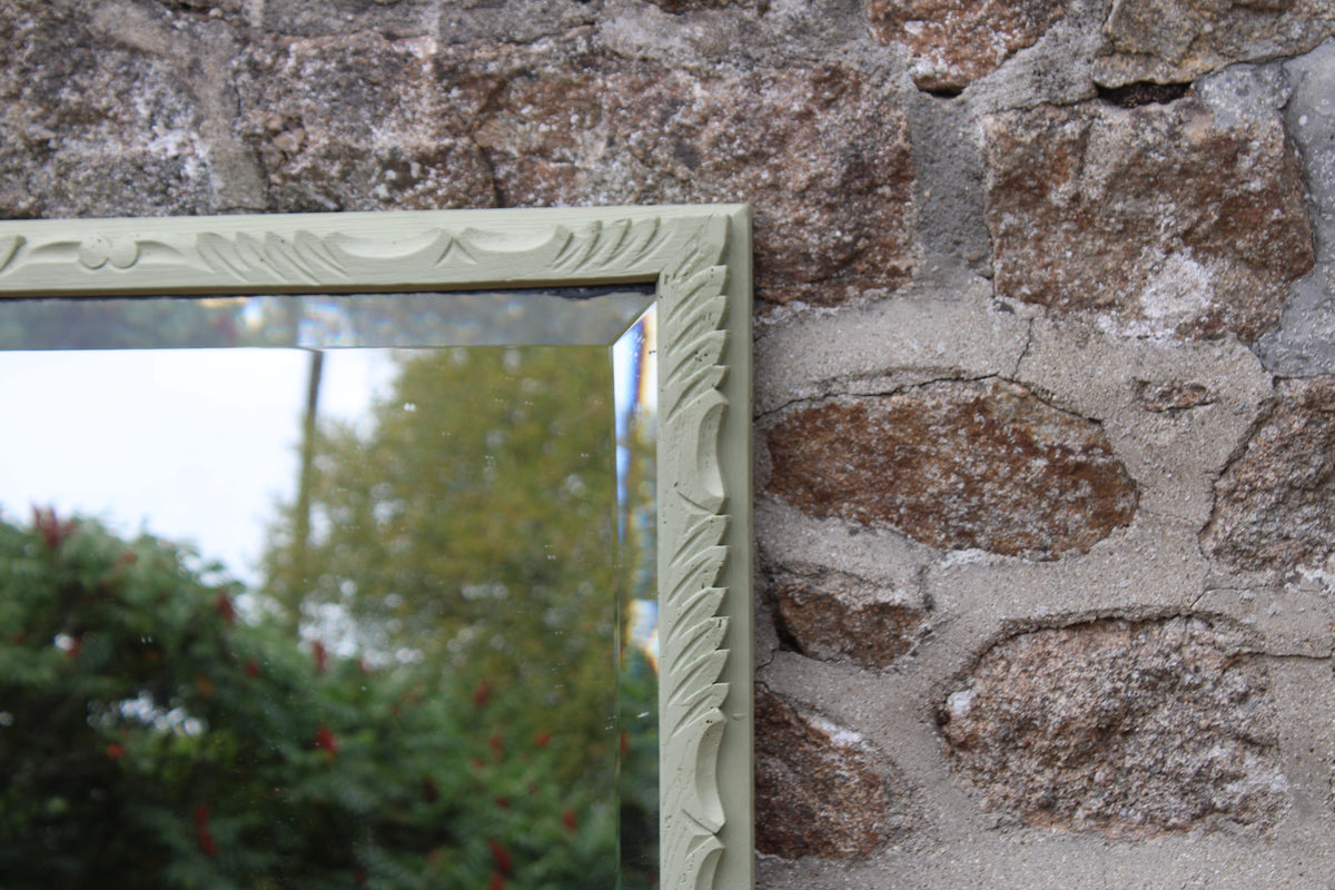 Grand miroir ancien biseauté en bois massif sculpté vert Lézard – 129 × 75 cm