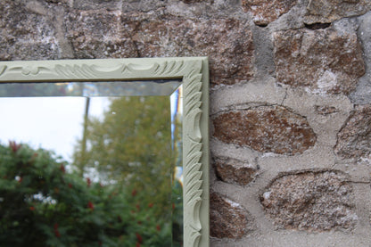 Grand miroir ancien biseauté en bois massif sculpté vert Lézard – 129 × 75 cm