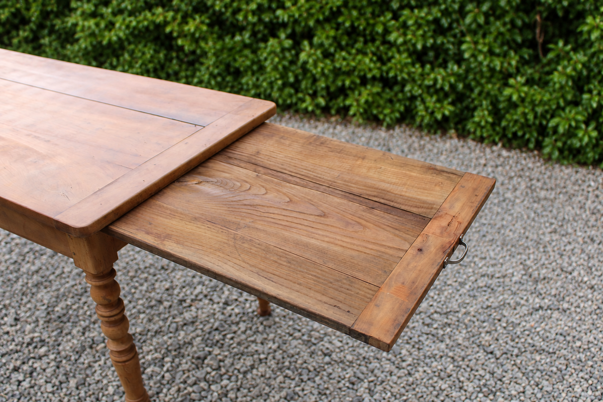 Table de ferme ancienne en bois – pieds tournés, tiroir et rallonge d’appoint - VENDU