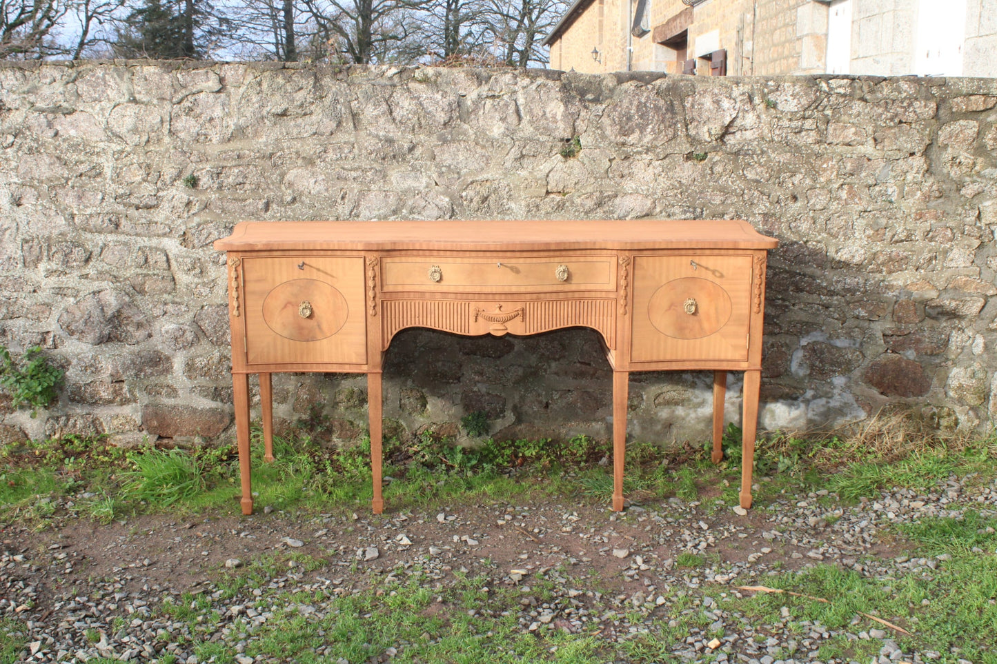 Enfilade de fabrication anglaise, d'inspiration Louis XVI Aérogommé - VENDU